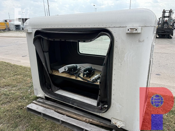 36-peterbilt-sleeper-w/-air-ride-components-image-3