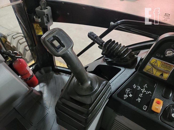 2015-caterpillar-420f-it-image-19