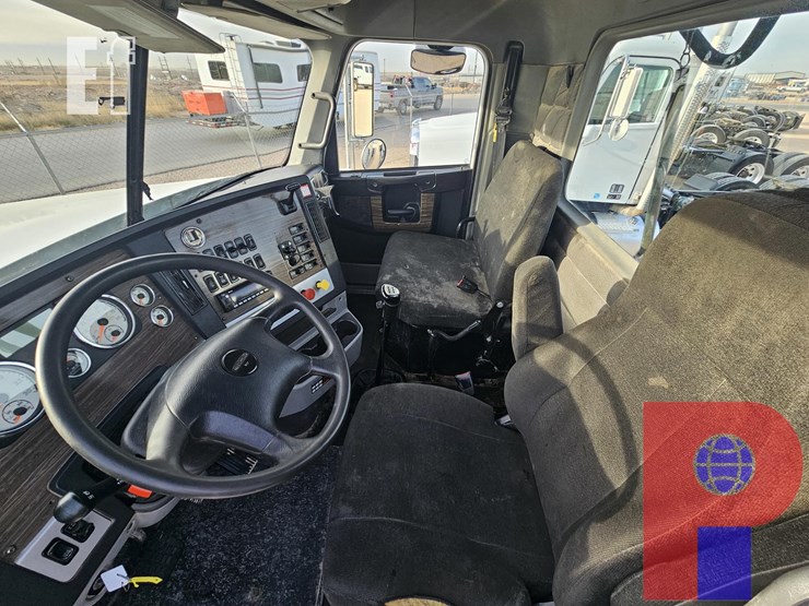 2022-freightliner-coronado-122-sd-image-12