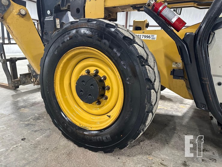 2017-caterpillar-tl1055d-image-16