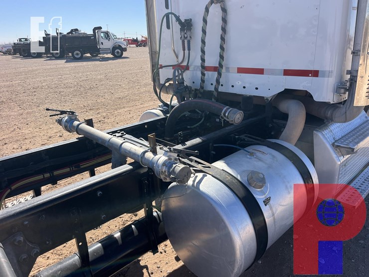 2022-freightliner-coronado-122-sd-image-7