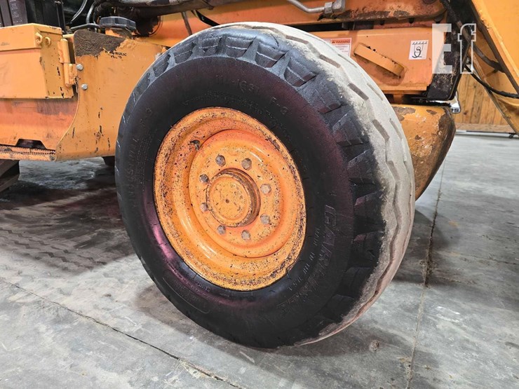 2013-case-580n-image-28