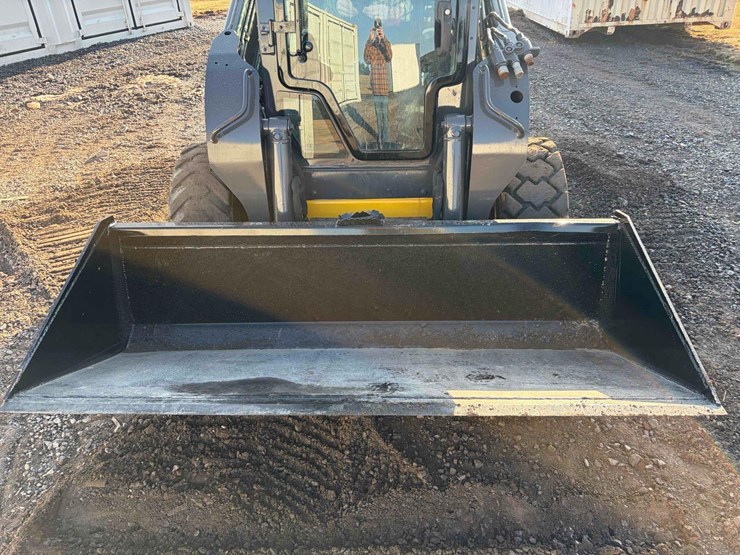 2012-new-holland-l225-image-10