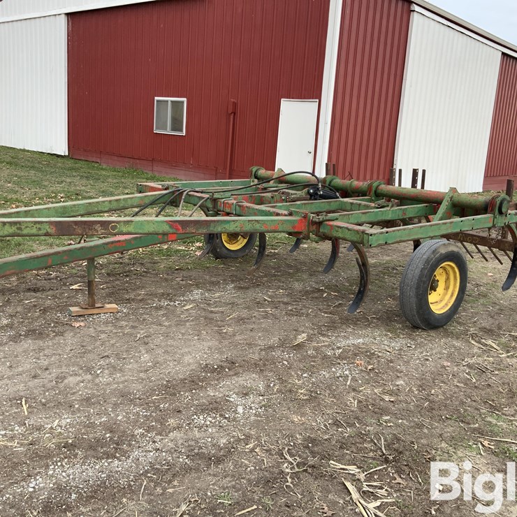10' 10-Shank Chisel Plow