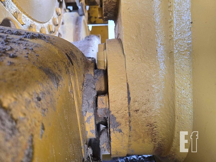 2020-caterpillar-d6-image-32