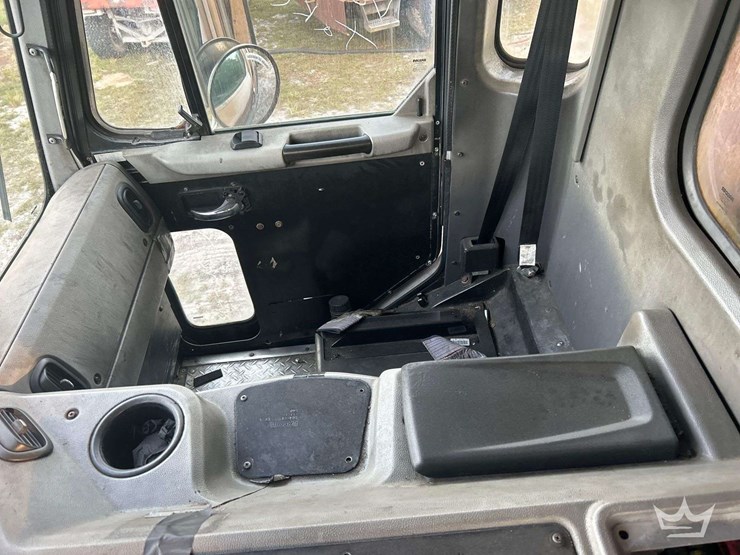 2018-peterbilt-320-image-19