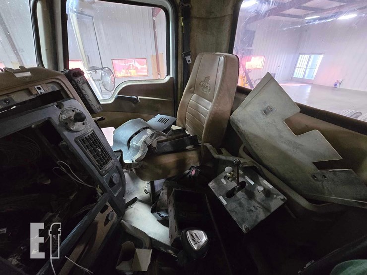 2012-mack-granite-gu713-image-18