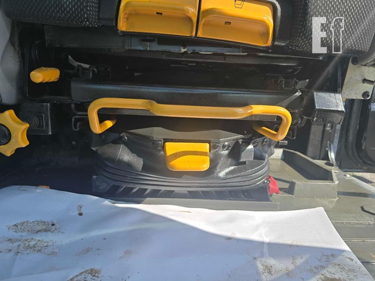 2020-caterpillar-323-image-32