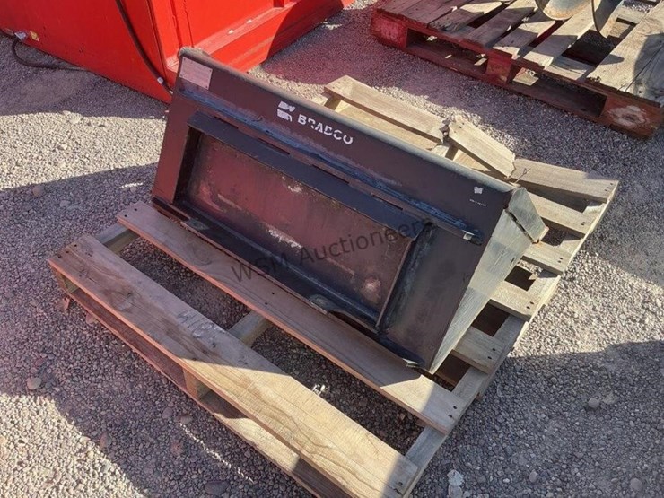 bradco-34in-stand-up-skid-steer-bucket-image-3