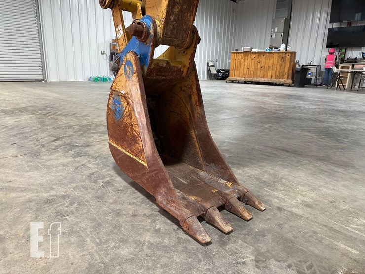 2017-caterpillar-415f2-image-19