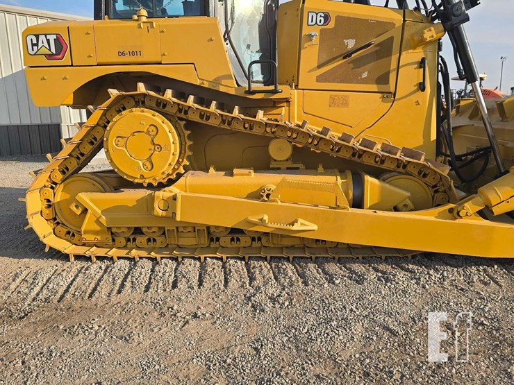 2020-caterpillar-d6-image-28