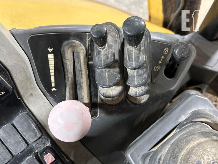 2016-caterpillar-415f2-image-30