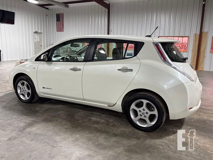 2011-nissan-leaf-image-4