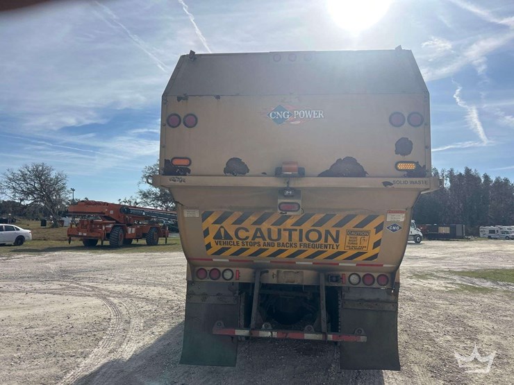 2018-peterbilt-320-image-28