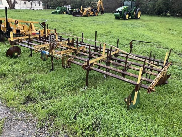 (offsite)-custom-3-pt-3-row-60"-cultivator-image-10