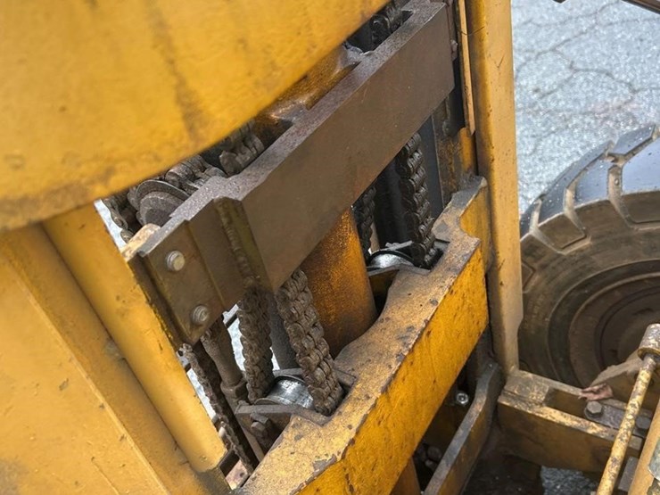 white-4000lb-propane-forklift-1193-image-9