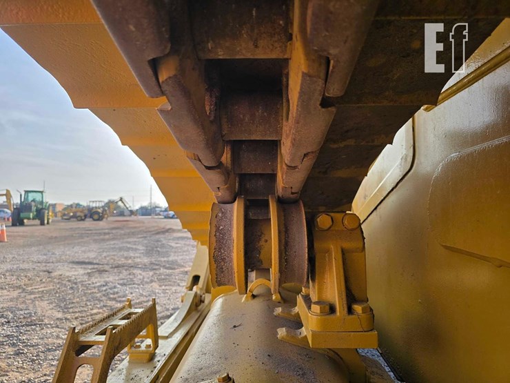 2020-caterpillar-d6-image-27