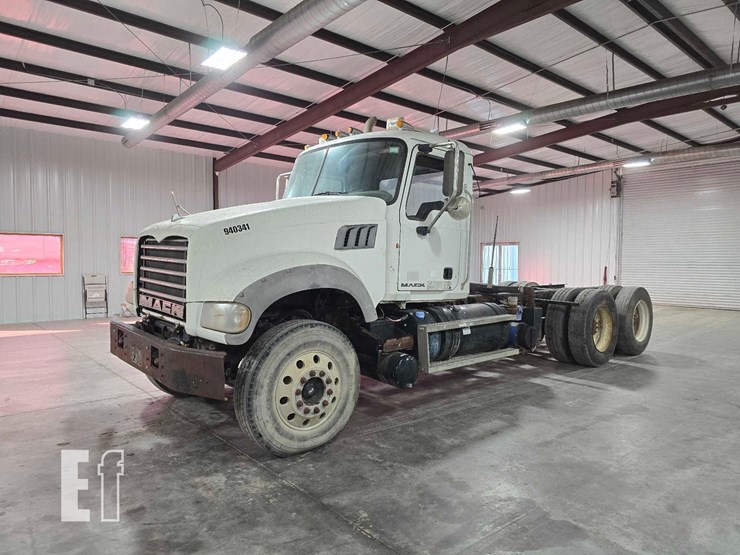 2012-mack-granite-gu713-image-1
