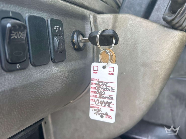 2018-peterbilt-320-image-31