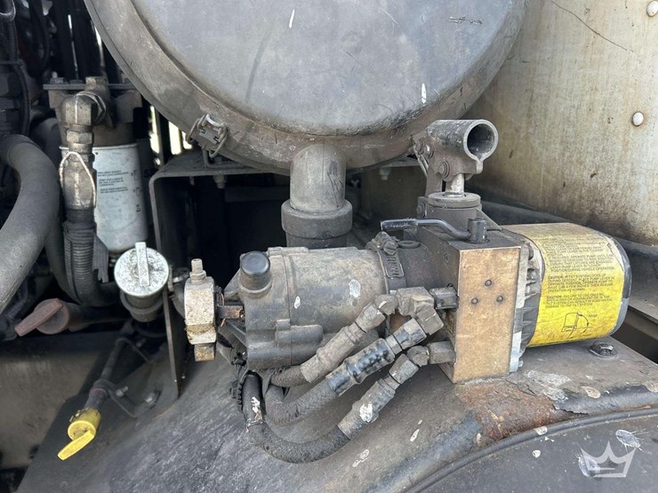 2017-peterbilt-320-image-11