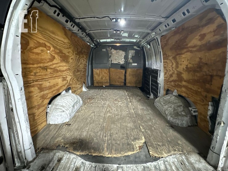 2018-chevrolet-express-2500-image-9