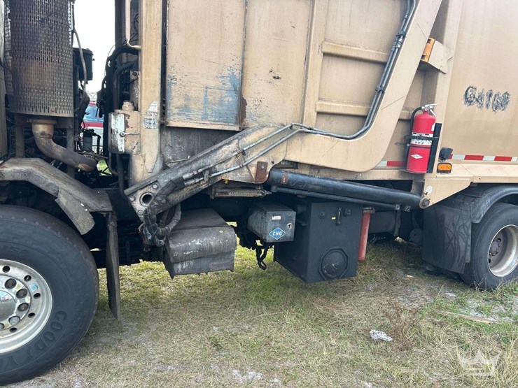 2018-peterbilt-320-image-24