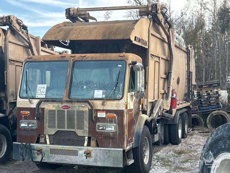 2018-peterbilt-320-image-1