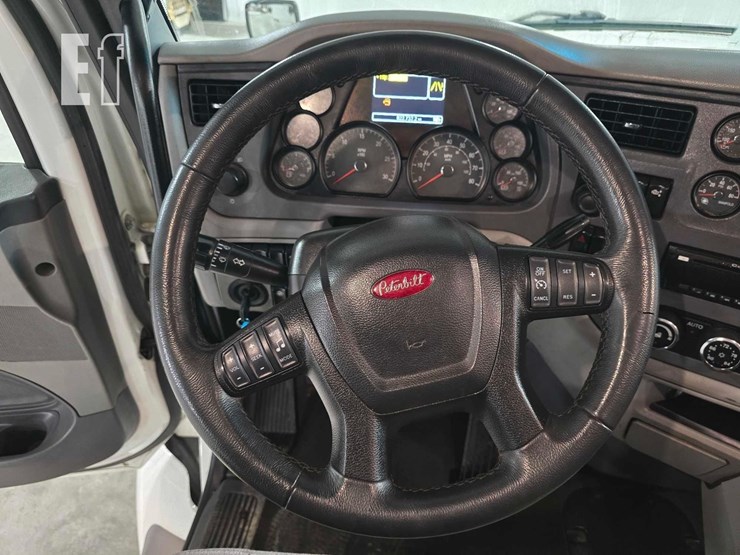 2017-peterbilt-579-image-18
