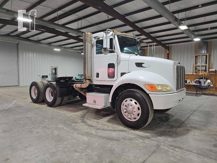 2010-peterbilt-340-image-2