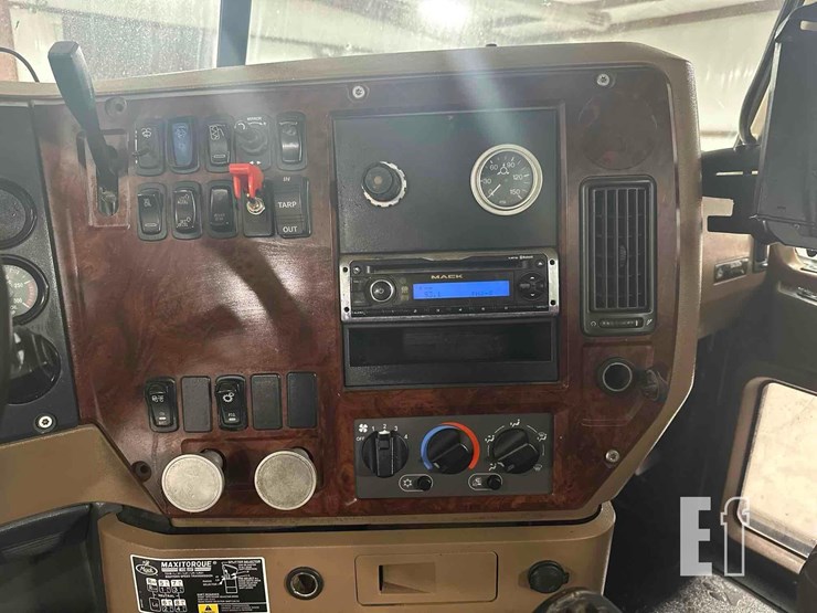 2012-mack-granite-gu813-image-13