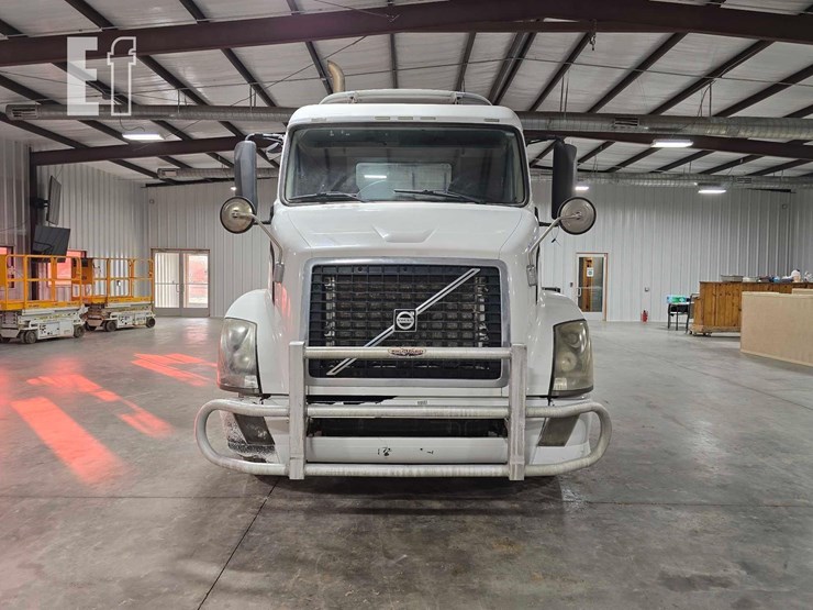 2013-volvo-vnl64t300-image-7