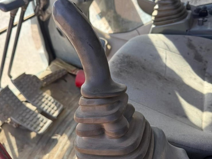 2015-deere-470g-lc-image-13