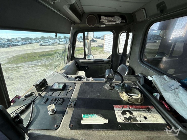 2017-peterbilt-320-image-33