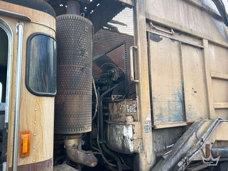 2018-peterbilt-320-image-19