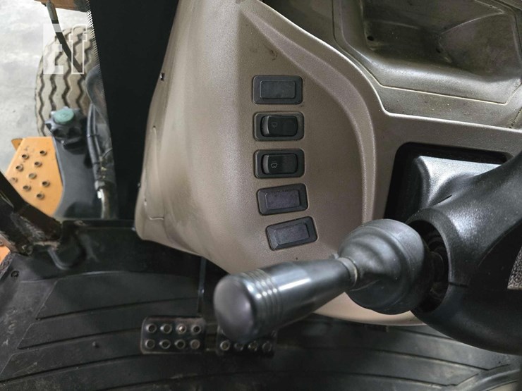 2013-case-580n-image-18