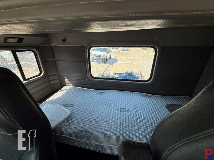 2008-peterbilt-367-image-17