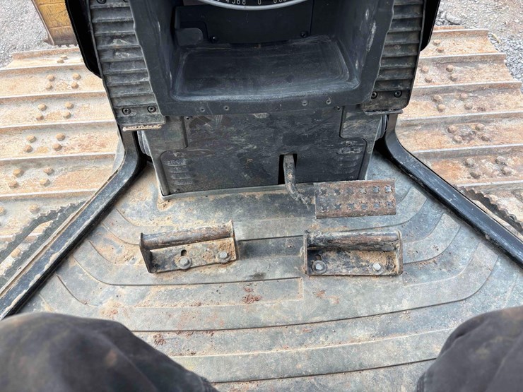 2015-caterpillar-d5k2-lgp-image-15