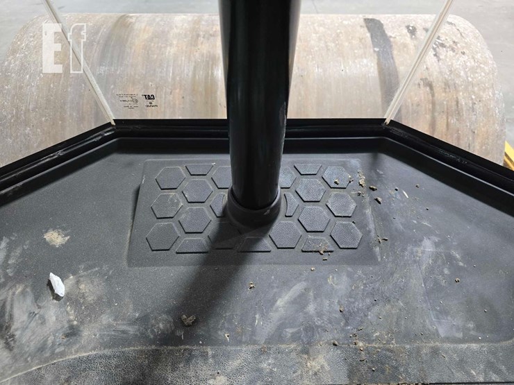 2020-caterpillar-cs44b-image-17