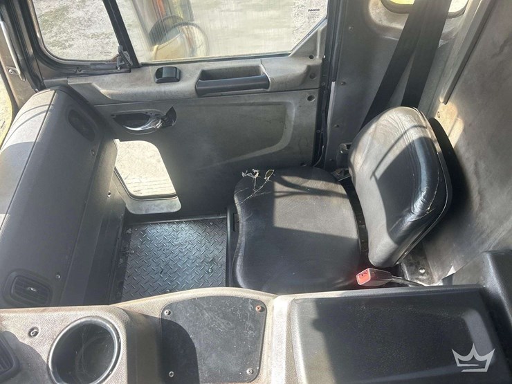 2018-peterbilt-320-image-19