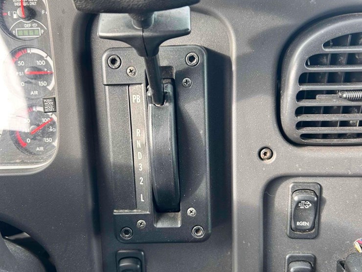 2015-freightliner-box-truck-image-23