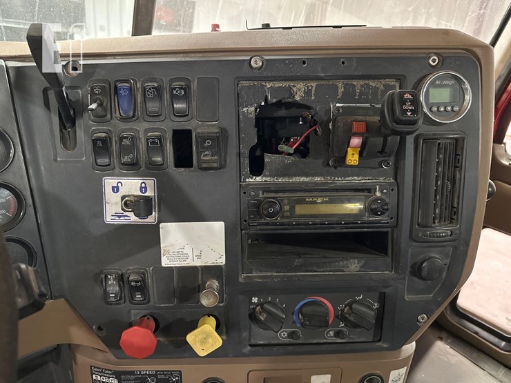 2012-mack-granite-gu713-image-21