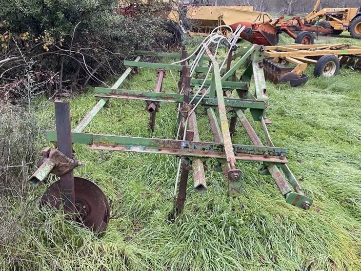 (offsite)-custom-3-pt-3-row-60"-cultivator-image-5