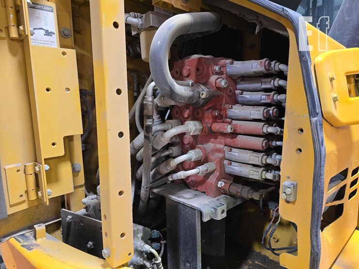 2016-deere-75g-image-31