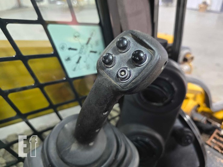 2015-caterpillar-299d-xhp-image-15