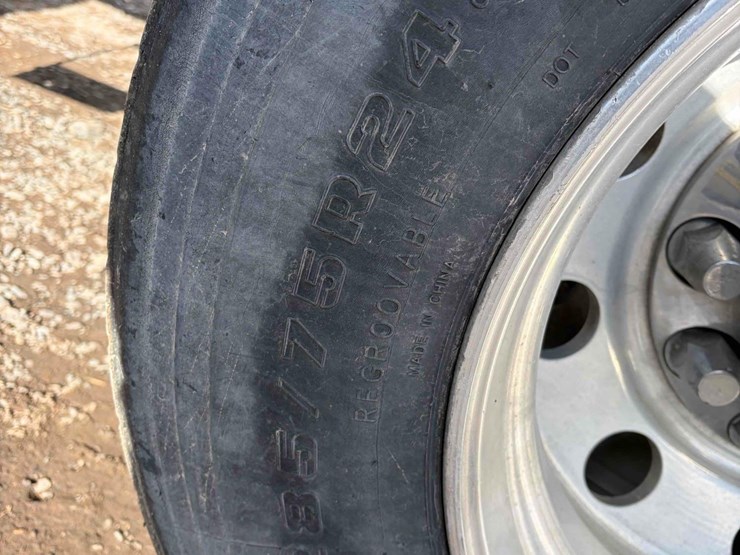 1999-peterbilt-379-image-10