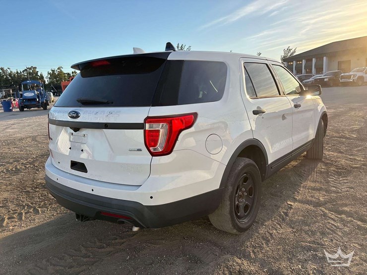 2016-ford-explorer-image-3