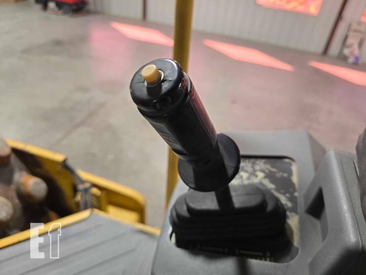 2005-caterpillar-cp-563e-image-20