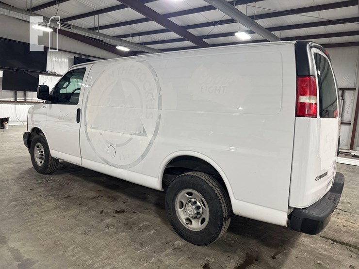 2017-chevrolet-express-2500-image-3