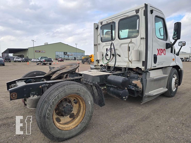 2018-freightliner-cascadia-113-image-3