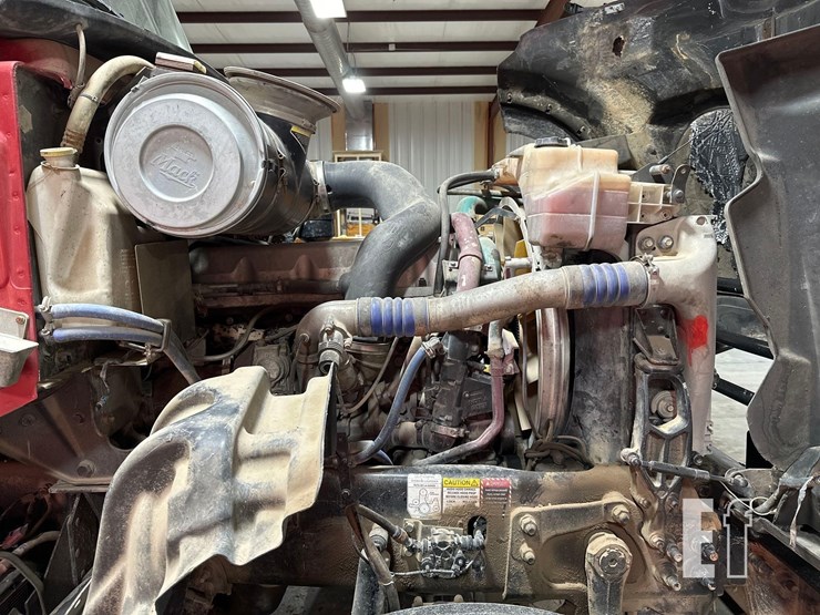 2012-mack-granite-gu713-image-27